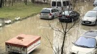 Десетки коли са наводнени заради авария в столичния квартал 