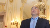 Премиерът силно разтревожен от гилотина, която виси над главата му