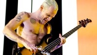 RHCP отпразнуваха рождения ден на Flea с концерт в задния му двор