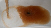 Кафява вода тече от чешмите в гр.Левски, Плевенско