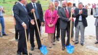 ГЕРБ няма проблем с „цикламавото костюмче”, а с кройката