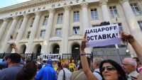 Хиляди искат оставката на Цацаров под прозорците му (СНИМКИ)