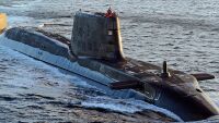 Британска ядрена подводница удари търговски кораб