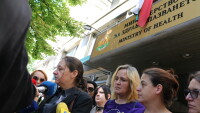 Родители на онкоболни деца излязоха на протест пред МЗ