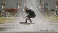 Вълнуващи кадри: Вижте зрелищни каскади с уейкборд (ВИДЕО)