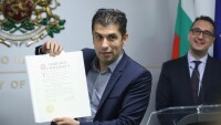 Кирил Петков си показа дипломата от „Харвард“ (ВИДЕО)