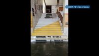 Реклама върху лика на Чарли Чаплин: Защо стикери се озоваха на стълбите в Дома на киното?