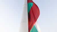 Новото знаме на пилона в Рожен издържа час и отново се скъса
