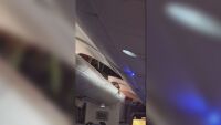 След кошмарната турбуленция на полет: Дете на 2 г. е открито заклещено в тавана на самолета