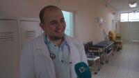 Лекар кандидатства за стипендия, за да дари парите за климатик в болницата, в която работи