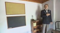 Като учител Васил Левски първо поставя две табла - на порицанието и на честта