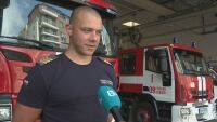 Сам срещу пламъците: Огнеборец с 5-месечно бебе в колата гаси пожар до магистралата