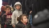 САЩ прибраха у дома дете от лагер за разселени хора в Сирия