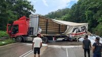 Обърнат тир временно затвори Прохода на Републиката