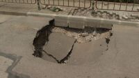 Огромна дупка се отвори на столичен булевард, движението е спряно