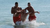 На живо: Демонстрация на спасяване на пострадал в морето. Какво да правим при мъртво вълнение?