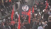 Червени знамена – символ на отмъщението, и заплашителни послания срещу Тръмп: Хиляди изпращат Хаменей