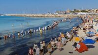 Мъж се удави, докато хиляди хора стоят до него във водата