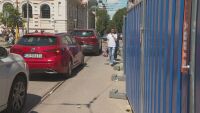 От месеци ремонтират тротоар в центъра на София, пешеходците се движат по пътното платно