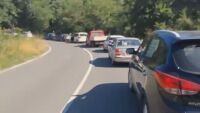 Заради забавен ремонт: Граждани блокираха с автошествие движението по пътя Созопол - Бургас (ВИДЕО)