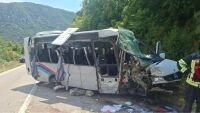 Млада жена загина при преобръщане на микробус в Черна гора, 16 души са в болница