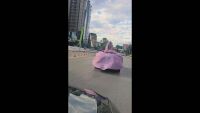 Скандален клип от Пловдив: Младоженка се вози върху покрит с воал автомобил (ВИДЕО)