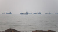 Два петролни танкера се взривиха, натъквайки се на мини край Ормузкия проток (ВИДЕО)