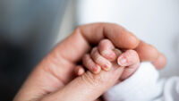 Бебе се роди на паркинга на казино, след като майката беше върната от болницата