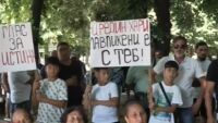 „Той има малко дете, което го чака у дома“:  Протест в Павликени в подкрепа на пребития в Германия Хайредин Мехмедов