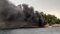 Хидроплан с 11 души се запали след аварийно кацане