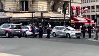 С нож във всяка ръка: Мъж нападна три жени, две от тях са тежко ранени (ВИДЕО)