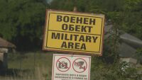 „Да дойдат депутатите в Безмер да живеят, докато се махнат самолетите. Ще им освободим къщите си