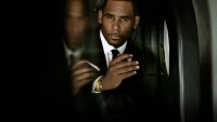 R. Kelly написа песен за жертвите от Нютаун (АУДИО)