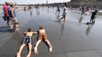 Екстремна жега: Нова гореща вълна блокира влакове и затвори училища във Франция