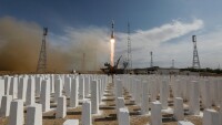 Ракета „Союз“ с трима астронавти излетя от „Байконур“ към МКС