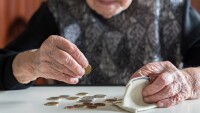 89-годишна жена от Перник изгуби спестяванията си след телефонна измама