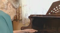 Музиката е всичко за една 108-годишна пианистка
