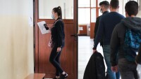 Отново при спазване на мерките: Зрелостниците работиха върху втората матура