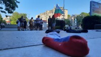 Група пловдивчани протестираха със стари чорапи пред градската прокуратура