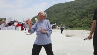 98-годишна баба предизвика фурор на състезание по кунгфу (ВИДЕО)