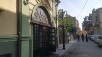 Опожареният български център в Битоля: Записи показват как мъж с маска и на колело атакува сградата