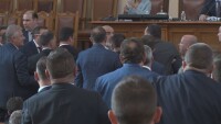 Депутатите отново почти стигнаха до бой (ВИДЕО)