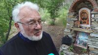 Пътеката на вярата: Защо 80-годишният отец Петър изгради 40 каменни параклиса?