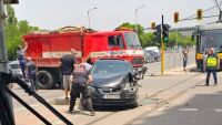 Лек автомобил и трамвай са се сблъскали на кръстовище в София