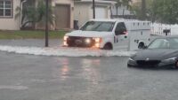 „Като сцена от зомби филм“: Десетки автомобили останаха във водата след буря (ВИДЕО)