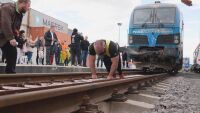 Опит за рекорд: Най-силният българин ще дърпа три локомотива