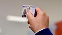 Вътрешният министър получи първата лична карта от ново поколение