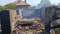 Пожар изпепели имоти в Стрелчанско (СНИМКИ)