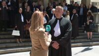 Адвокати в черни тоги излязоха на протест пред Съдебната палата в Пловдив