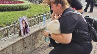 В памет на убитата Магдалена от Хасково: Близки се събраха на мълчаливо бдение (СНИМКИ)